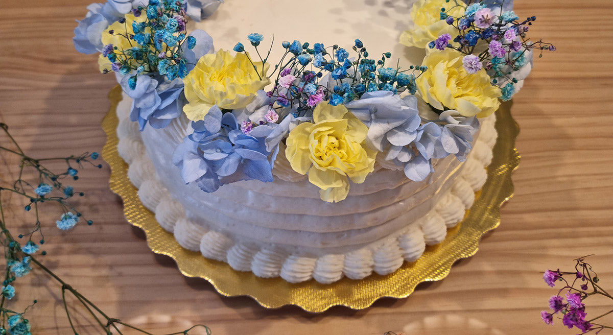 Flores frescas en tarta de limón y bizcocho con frosting de queso crema