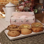 Trío de cookies (pistacho, limón, chips de chocolate) en caja de cartón