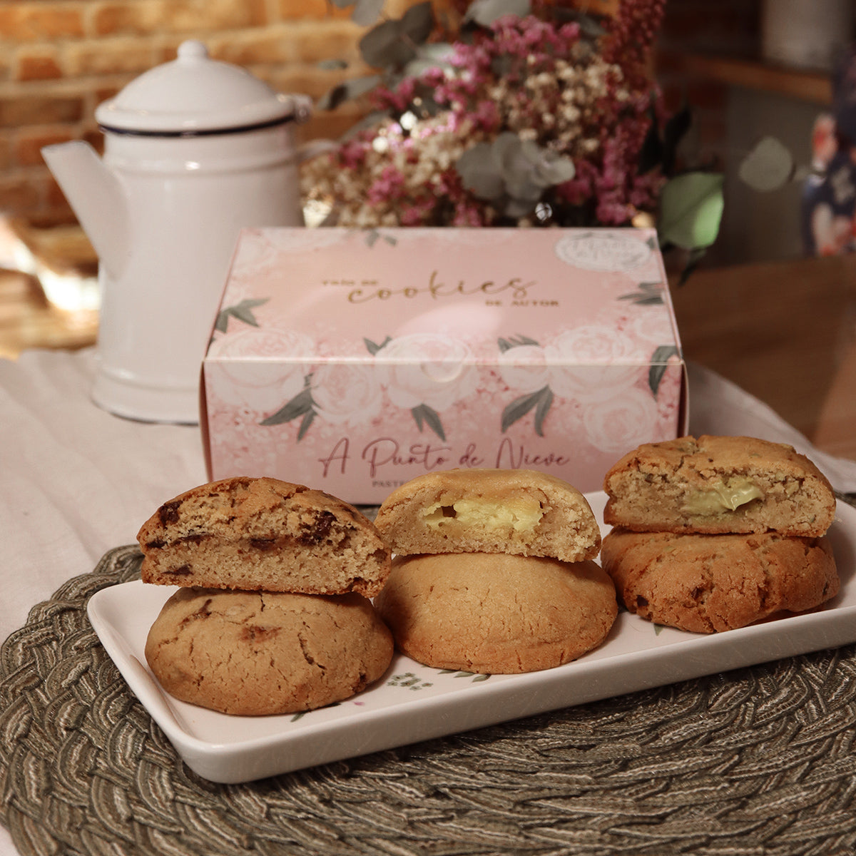 Trío de cookies (pistacho, limón, chips de chocolate) en caja de cartón