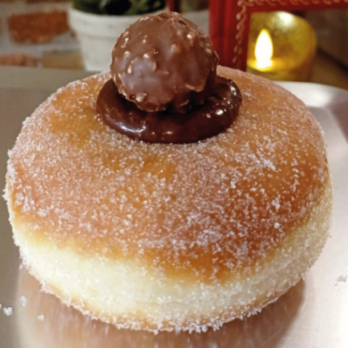 Bomba artesana rellena de Nutella con bombón Ferrero 