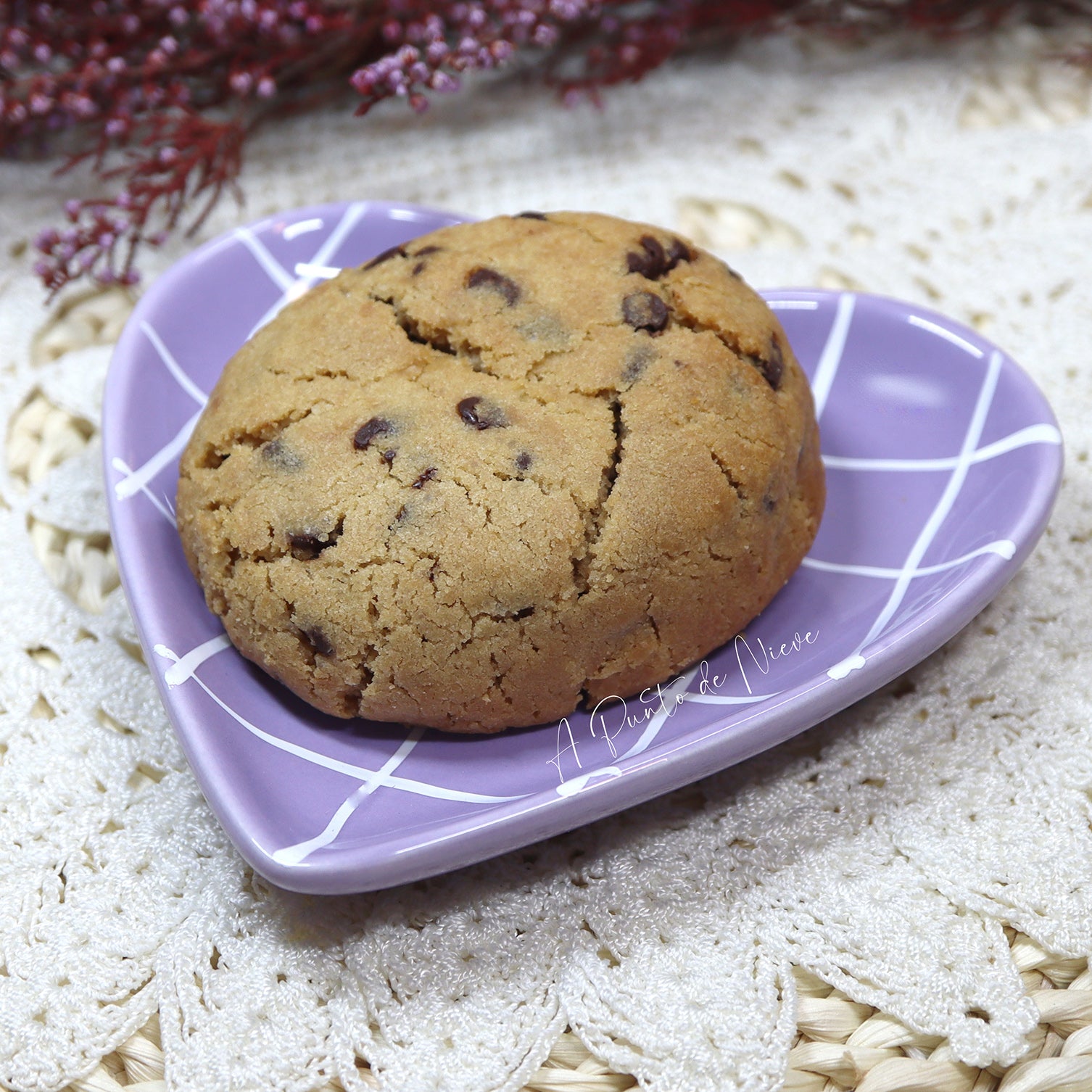 Trío de cookies (pistacho, limón, chips de chocolate) en caja de cartón