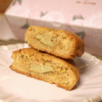 Trío de cookies (pistacho, limón, chips de chocolate) en caja de cartón