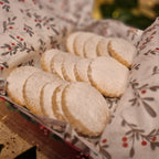 Nevaditos artesanos en caja de cartón ilustrada con acebo