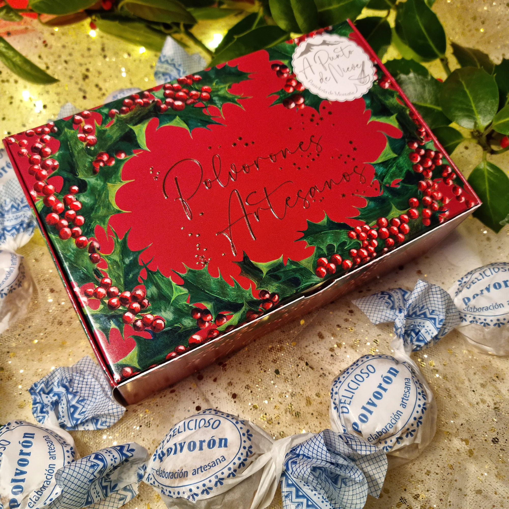Polvorones artesanos en cajita festiva ilustrada con acebo